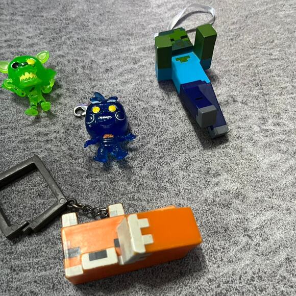 Video game trinkets bundle includes - Picture 2 of 5